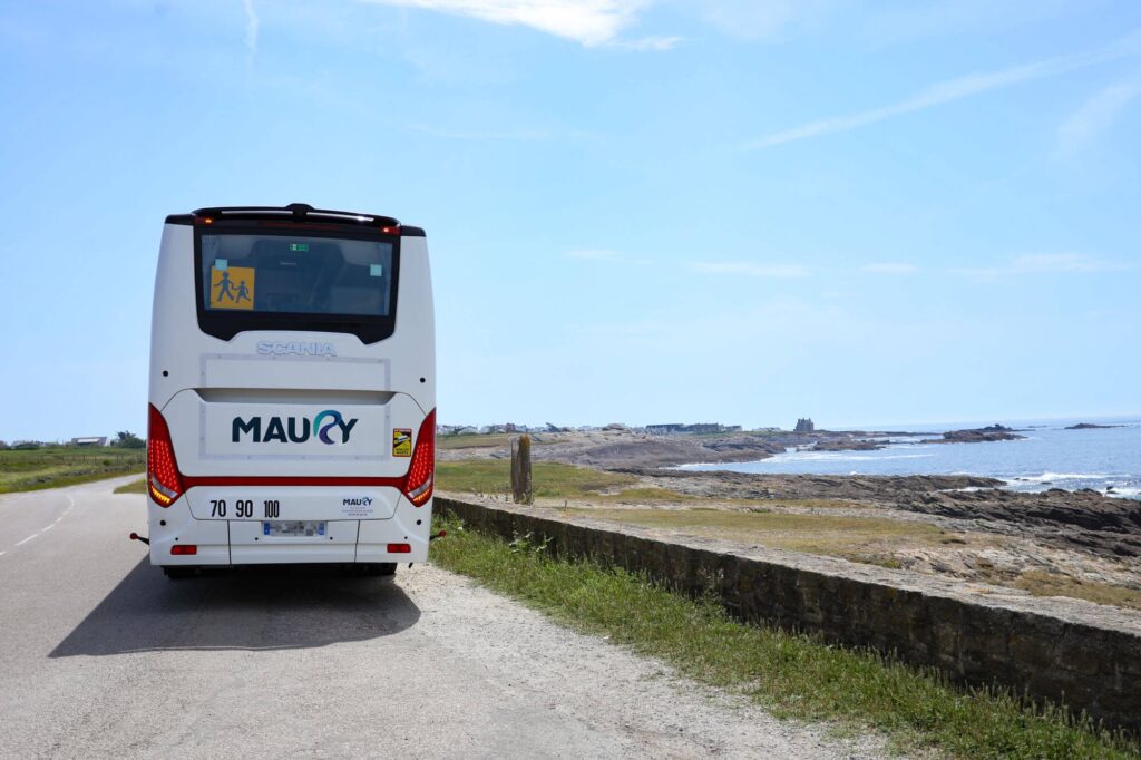 Autocar Maury Transports circulant le long du littoral breton
