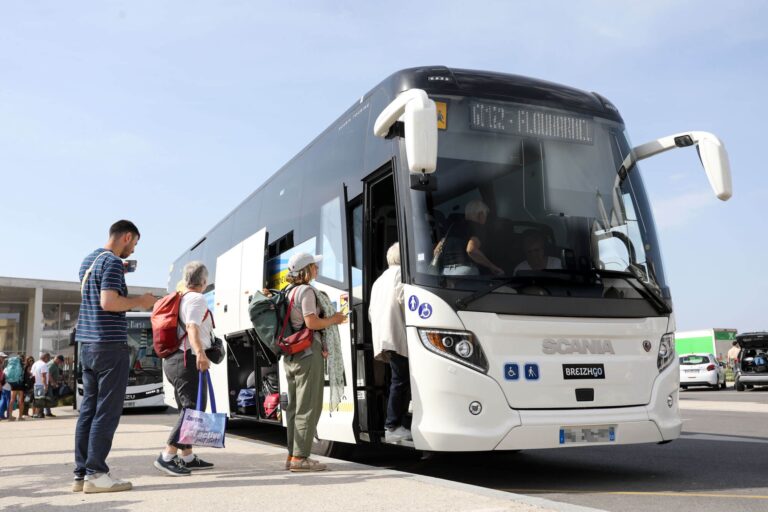 Voyageurs montant à bord d'un autocar Maury Transports avant leur départ